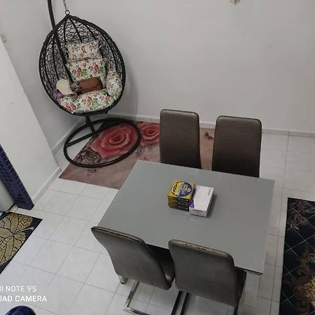 R&R Homestay Simpang Renggam Extérieur photo