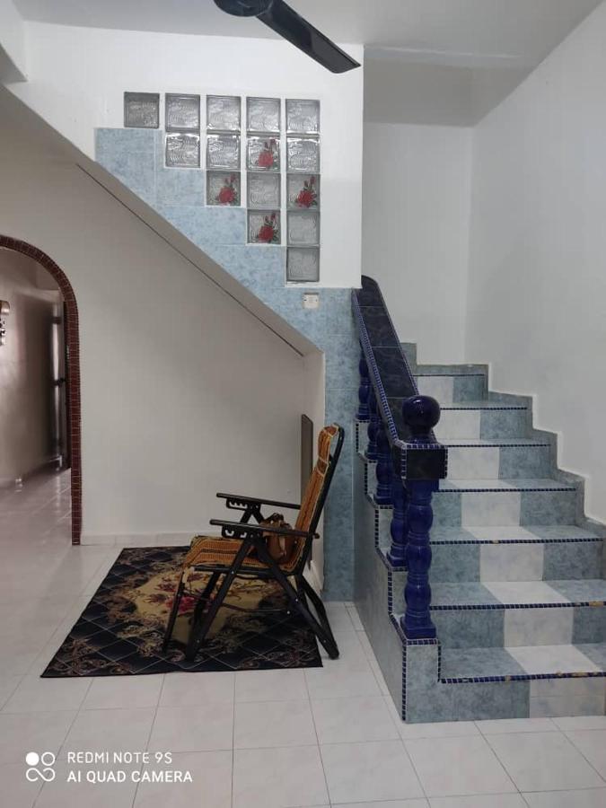 R&R Homestay Simpang Renggam Extérieur photo