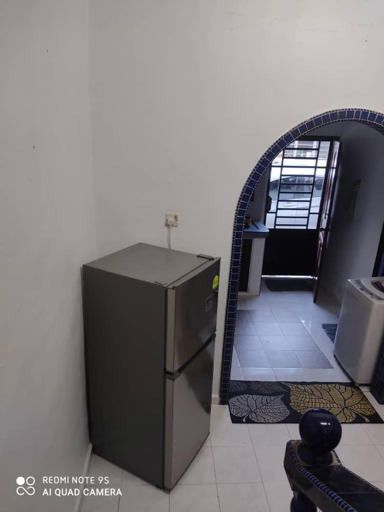 R&R Homestay Simpang Renggam Extérieur photo